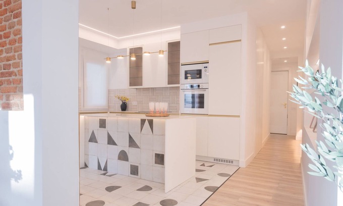 Ibiza Appartement | "Évadez-vous dans le charme urbain : Appartement avec balcon et espaces modernes"