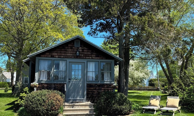 Clinton Maison | Upscale Bungalow with garden and Long Island Sound views. Walk to beach!