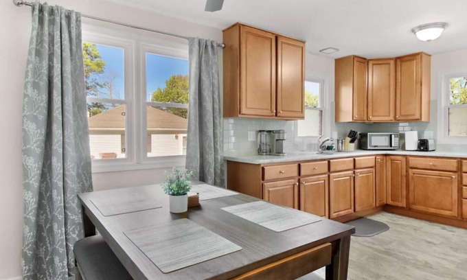 Sunnyland Maison | Esser · 4Bed Charmer in Central Washington/East Peoria