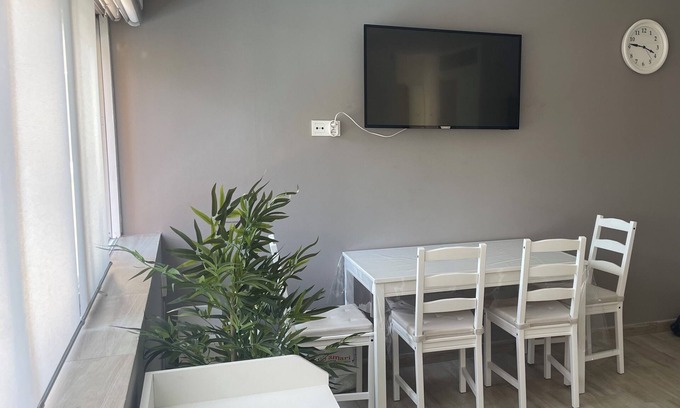 Castelldefels Appartement | Estudio Reformado Totalmente Equipado a 100 Metros de la Playa con Piscina