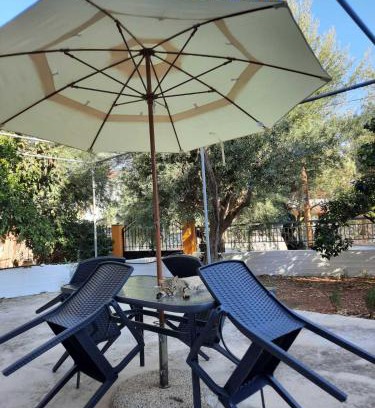 Leonidio Maison | Et In Arkadia Ego