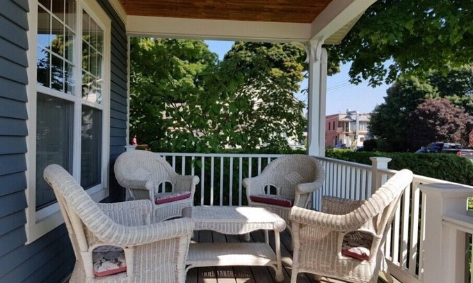 Southampton Maison | Eucalyptus Cottage - Steps to Downtown and the Big Flag - 3 Bedroom - 1 Bathroom