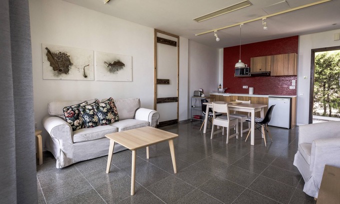 Pentakomo Appartement | Euphonia | One-Bedroom Apartment, Art by PraXis Apartments