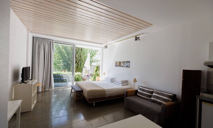 Pentakomo Appartement | Eupnea | Studio Apartment, Art by PraXis Apartments
