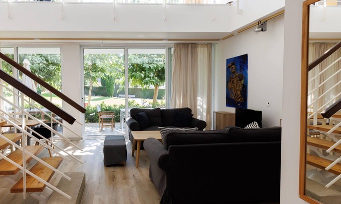 Pentakomo Appartement | Eupraxia | Three-Bedroom Apartment, Art by PraXis Apartments