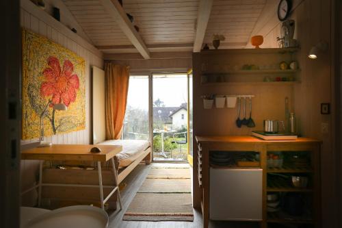 Oberwil Lit Et Petit-Déjeuner | EUROVISION Im Thomasgarten nice private studio in residential area short term rent