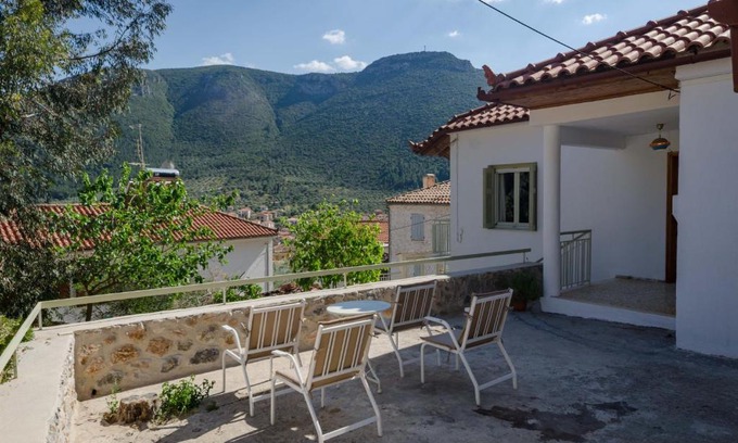 Leonidio Maison | Ev Zin Mouria