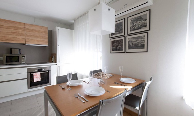 Bezigrad District Appartement | Eva Tour As / Appartement 2BR moderne dans le centre, garage gratuit, WiFi & AC
