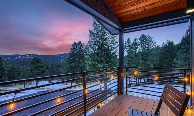 Evergreen Meadows Maison | Evergreen's Modern Cabin. 20Acres/Seclusion/Creek!