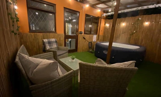 Custom House Appartement | EXCEL 5 min 3bdr House HOT TUB parking WIFI Kitchen O2
