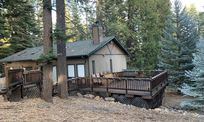 Lake Almanor Country Club Cabine | Excellent cabin with large deck 10+ guest capacity