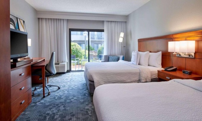 Eden Prairie Hôtel | Excellent Choice! Unit w/ Courtyard View, Indoor Pool, Pets are Welcome with Fee