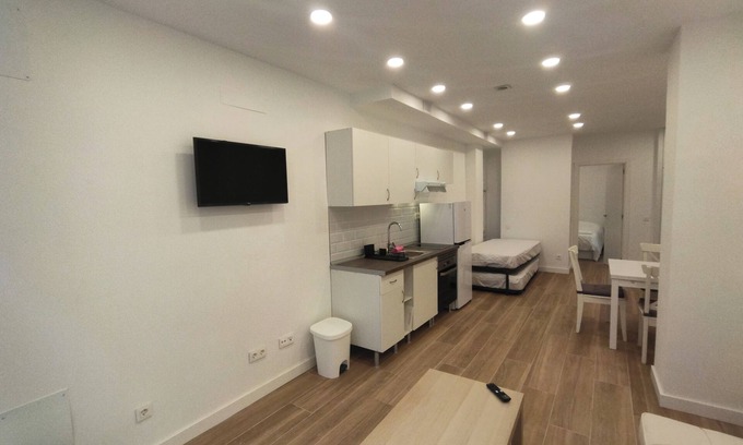 Ciudad Lineal Appartement | Excellent Location, 200 meters from El Carmen Metro, next to Las Ventas market