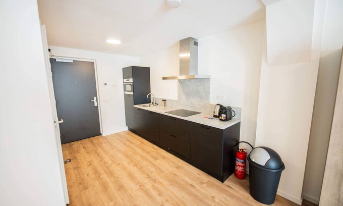 Kop van Zuid Appartement | Excellent serviced studio apartment 43m2 -PRH12E-
