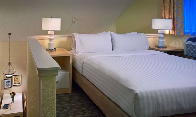 Westlake Hôtel | Excellent Staycation Spot! 2 Relaxing Units, Free Parking, Onsite Pool