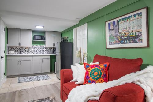 Central Islip Appartement | Exceptional & Central, Garden Suite, Top Amenities & Care!