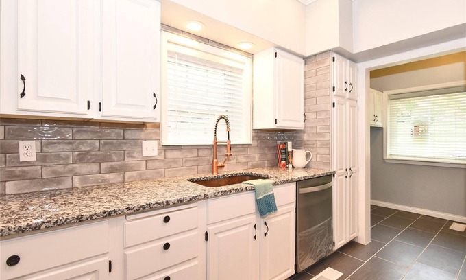 Cherry Street Villa | EXCEPTIONAL CHERRY ST PRIVATE VILLA-SKYLINE VIEW-SHOP- DINE-ROUTE 66-SWAN LAKE !