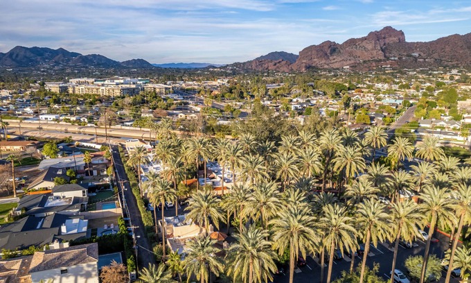 Camelback East Copropriété | Exceptional community! Biltmore/Arcadia location. Impeccable! King & Queen bed!