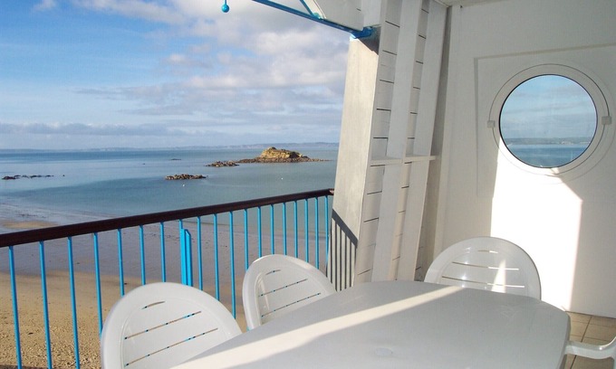 Treboul Appartement | Exceptional location for this beachfront apartment