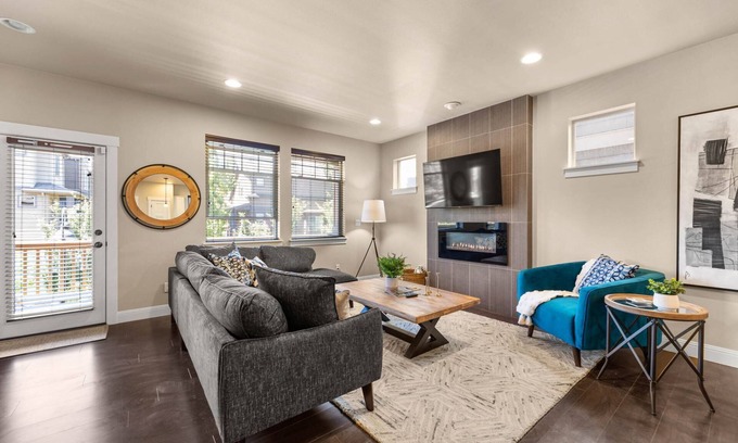 Cedar Hills Maison | Exceptional Location & Vibes, New Décor, Artwork, & Furnishing, Community Pool, 8 Miles to Portland