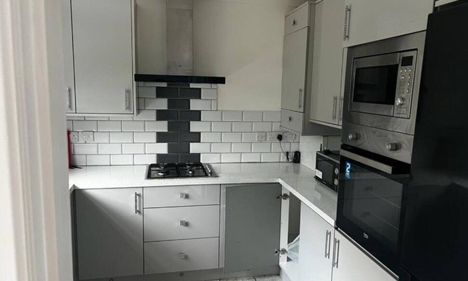 St. Andrew's Maison | Exciting 4 Bedroom Bungalow in Greater London Sleeps 6