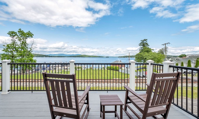 Weirs Beach Maison | Vivre le lac Winnipesaukee Life! Vues impressionnantes, accès à l'eau, plage, piscine