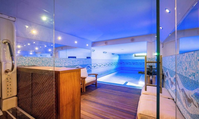 Palau Chalet De Ski | Exclusiva Casa de Lujo con Piscinas y Amplio Jardín en Zona Tranquila