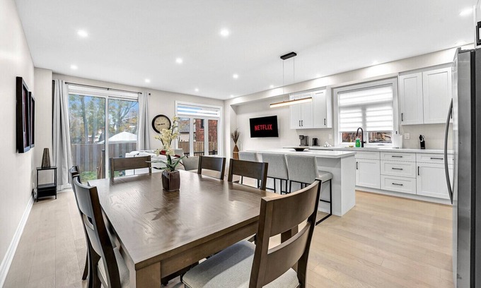 Landsdale Maison | Exclusive 5 Bed Home near Hospital/Niagara/Toronto