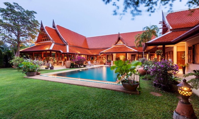 Rawai Villa | 6-8BR Villa familiale exceptionnelle de style temple dans un grand parc tropical avec étang