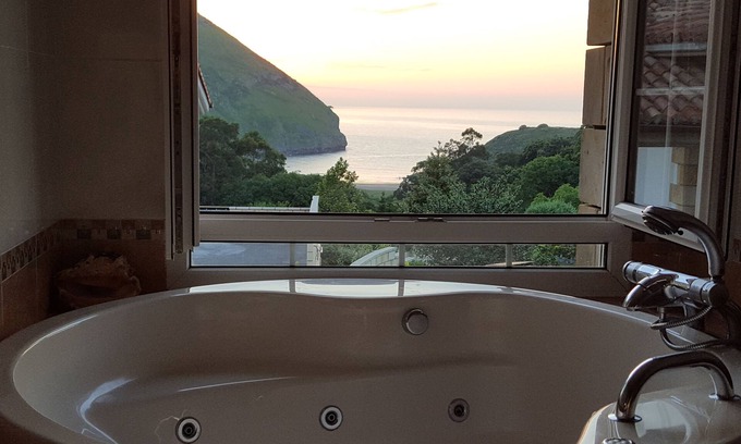Castro Urdiales Appartement | Appartement avec jacuzzi et terrasse à plage de Sonabia. Vue mer et montagne.