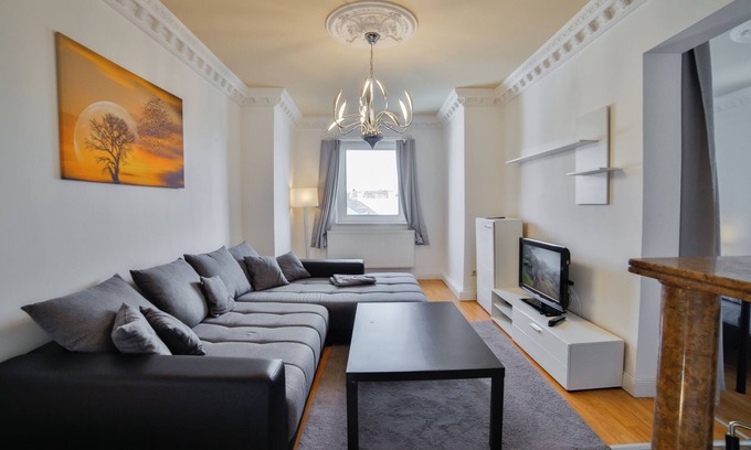 Nord-Mitte Appartement | Exclusive apartment in historic residential building with fireplace, bathroom & plenty of space