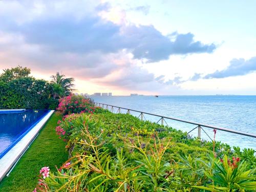Zona Hotelera Villa | Exclusive Beachfront Luxury Villa, Private Gym, Personalized 5 Star-Service, Beach Direct Access
