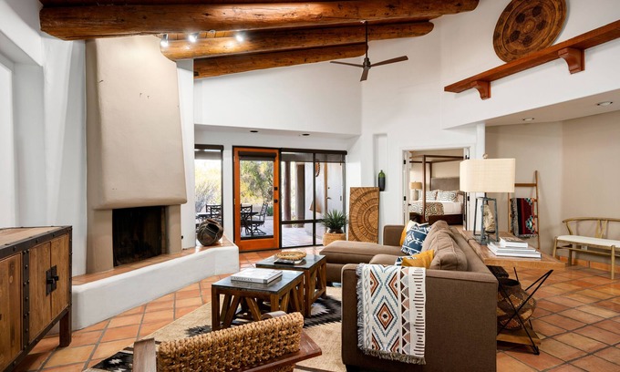 Pinnacle Peak Maison | Exclusive Boulder's Retreat near Downtown Cave Creek, hiking, scenic views.