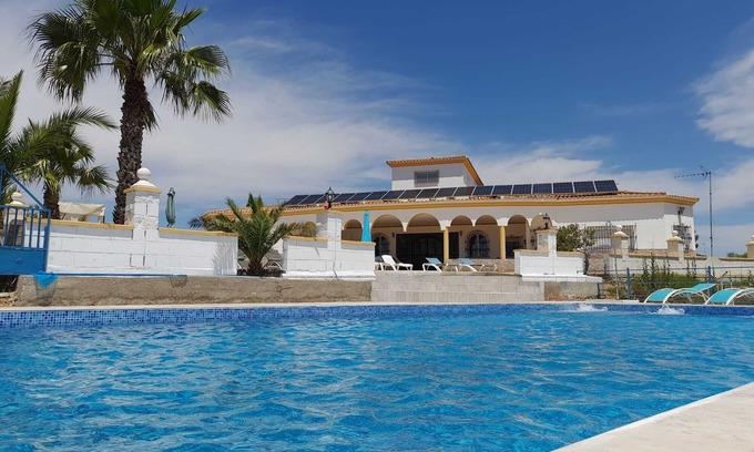 Lora Del Rio Chalet De Ski | CHALET exclusif près de SEVILLA Andalousie avec piscine pour 14 personnes