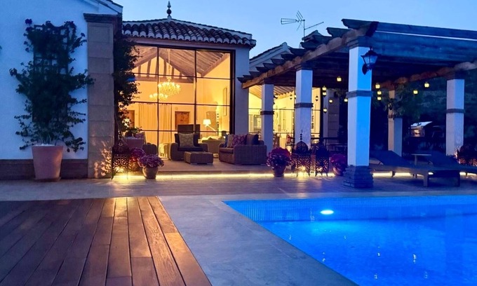El Valle Villa | Villa rurale traditionnelle avec une vue fantastique et une grande piscine privée