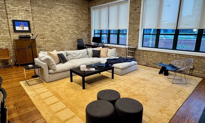 West Loop Appartement | Exclusive Fulton Market Retreat: 3BR Loft + Private Rooftop Lounge