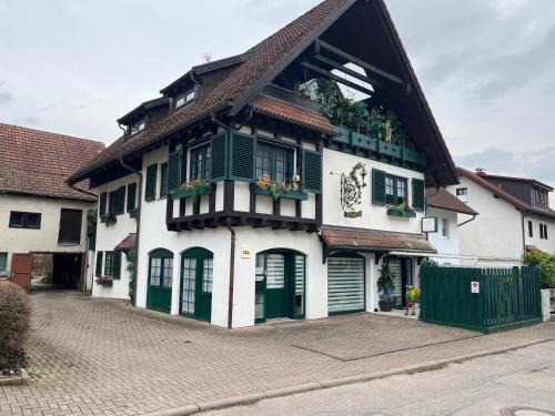 Hausen im Wiesental Appartement | Exclusive FWO mit kleinem beheizbarem Pool zum Schwimmen und Massieren