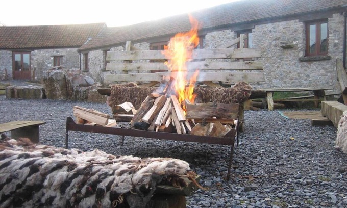 Compton Martin Maison | Dépendance-Supérieure-Salle d'eau-Vue sur la cour-Stone Camping Barns