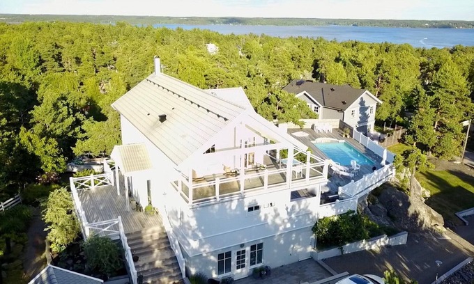 Gustavsvik Maison | Maison exclusive avec piscine et vue mer sur l'archipel de Stockholm à proximité de la nature et de la ville.