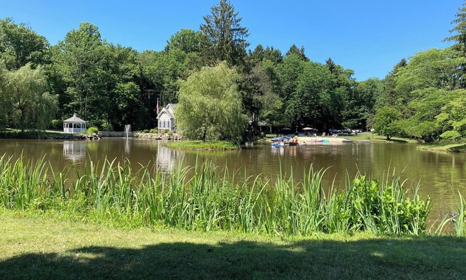 Bangor Appartement | Exclusive Lakeside Retreat in the Poconos for the Entire Summer Season.