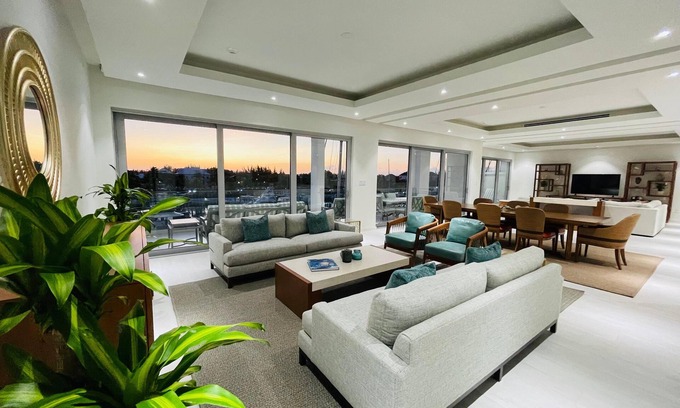 Palm Cay Copropriété | Exclusive One Marina Condo at Palm Cay, luxury amenities, 3 BR, large open space
