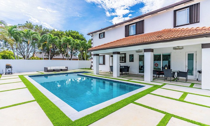Ludlam Maison | Exclusive Poolside Residence