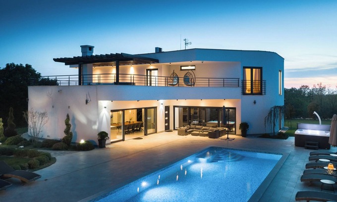 Jursici Villa | Exclusive Vila, court de tennis privé, mini golf, piscine chauffée, terrain de 10.000m2