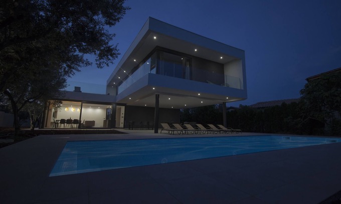 Peroj Villa | Villa exclusive neuve, grand jardin. Ouverture juillet 2019! Promo de première année
