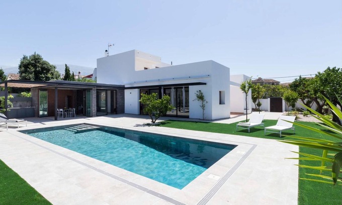 Melegis Villa | Villa exclusive avec jardin et piscine