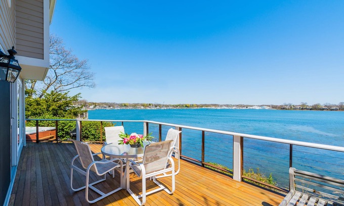 Branford Maison | Amazing Getaway ~ Plage privée, magnifique front de mer et bain à remous