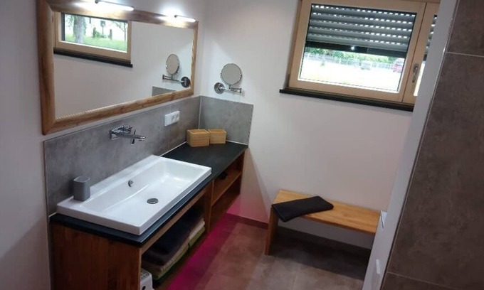 Roehrnbach Appartement | Maison de vacances meublée exclusivement - avec baignoire et douche à l'italienne