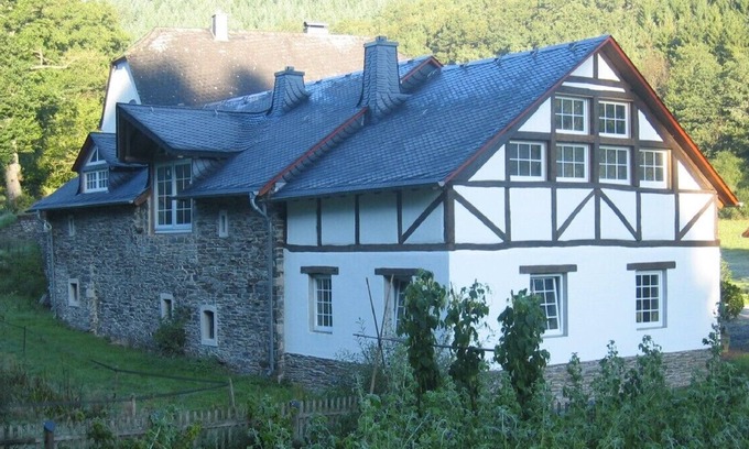Beuren Maison | Ancien moulin à eau romantique avec roue en bois, rénovation de standing