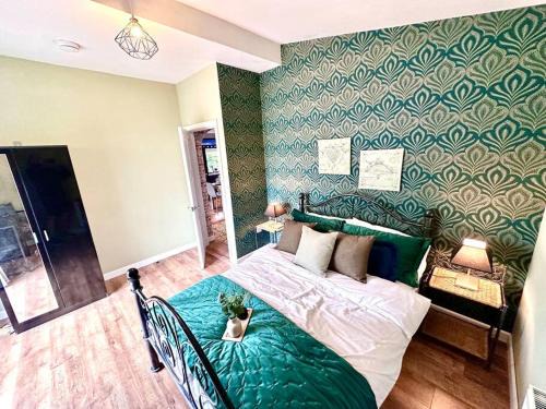 Cwmbran Maison | Exec 2 bed lodge in rural Wales with Cymru Holidays