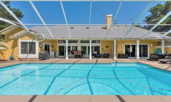 Spruce Creek Maison | Executive 3-Bedroom Hangar Home within Spruce Creek Fly-In, live 24 hr security.
